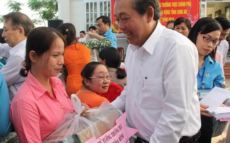 Phó Thủ tướng trao quà cho công nhân và đồng bào Chăm